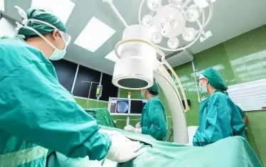  Пациентите отдавна са свикнали да плащат, но лошото е, че и да си платят, не получават никакви гаранции, че ще бъдат лекувани.
В системата няма абсолютно никакъв контрол на качеството - тя работи по клинични пътеки, в които най-важното е правилното попълване на бумащината, за да плати здравната каса, а не излекуването на пациента; водещ принцип е влагане на минимум ресурс при изстискването на максимум приход от дадена хоспитализация. 