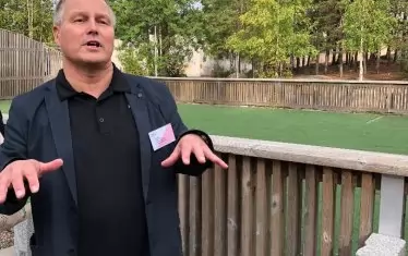 "Всичко това, което виждате, догодина ще е тотално различно", казва директорът Юха Ювонен. "Весала" разполага с годишен бюджет от 8 млн. лв. Най-голяма част от средствата отиват за учителски заплати. Средното възнаграждение на преподавателите е 3000 евро.