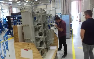  През шкафовете за авионика минават електрическите връзки на самолетите. Първите сглобени образци дадоха основание на френската компания да обяви, че заводът й в Пловдив вече работи, а с това е възобновено и участието на България в самолетната индустрия.