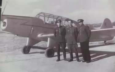  Самолет ЛАЗ-7 и неговият конструктор инж. Цветан Лазаров заедно с негови помощници през 1947 г. 
