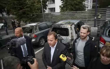  Шведските власти реагираха светкавично на скорошните палежи на автомобили в редица градове в страната и пресякоха тази тенденция. Крайнодесни сили се опитаха да обвинят за това мигранти. 