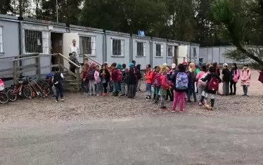 Отвън временните класни стаи изглеждат просто като фургони. Отвътре обаче са си същите като в останалите училищни сгради - удобни, уютни, напълно оборудвани.