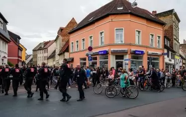  Все повече хора в Източна Германия участват в подобни протести, защото се чувстват изоставени от властта. 