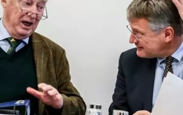  Лидерите на АзГ Александър Гауланд (вляво) и Йорг Мойтен на пресконференция в Берлин. 