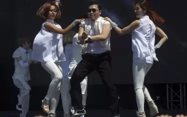 Благодарение на музикалния хит Gangnam Style и на корейската попмузика  Южна Корея промени имиджа си. И хората по-света лесно разграничават коя е добрата и коя лошата Корея.