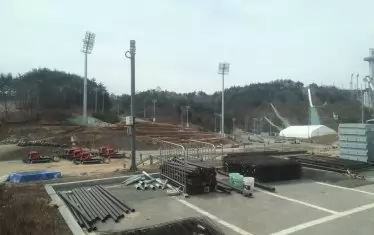 Южнокорейците разрушиха олимпийския стадион, който изградиха за церемониите по откриване и закриване на зимната олимпиада в Пьонгчанг през февруари. Просто не му намериха приложение в бъдеще, но парите за него са си изхарчени.