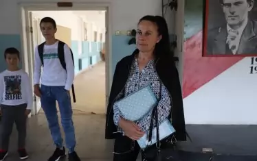  Ради е отличник и по български, хвали го класната му г-жа Сълза Камберова.