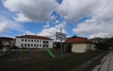 Библиотеката е точно срещу основното училище "Никола Вапцаров", но за Ради интересуващите го знания пристигат предимно онлайн. 