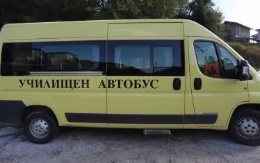 Всяка учебна година училищните автобуси изминават около 10 хил. километра из стръмните родопски пътища, за да събират в клас децата.