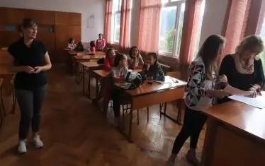 Всяка учебна година учениците в средищното училище стават все по-малко.