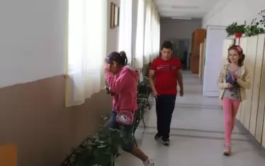 Броят на учениците в средищното училище също се топи с всяка следваща година, а паралелките се свиват до осем-десет, най-много до петнадесетина деца.