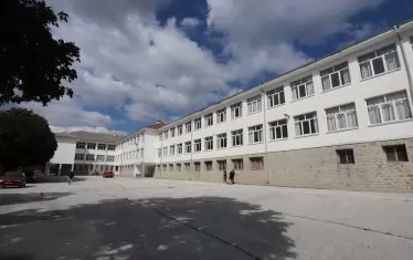  В студените дни и месеци огромната училищна сграда е полузатоплена заради недостиг на средства. 