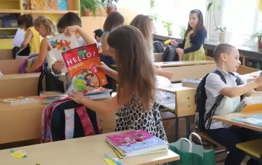 МОН търси кой да пише рамката за новите учебни програми