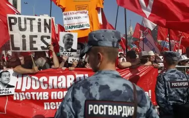  Комунистите умело използваха проблемите на обикновените хора, баз да атакуват директно курса на Кремъл. 