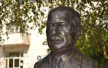  Бюстът правдиво придава физическите черти на видния комунист.