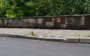 Улицата е прясно ремонтирана, но вече "нагъната", казват жители на Лозница. И твърдят, че при Кубадински нищо не се е нагъвало.