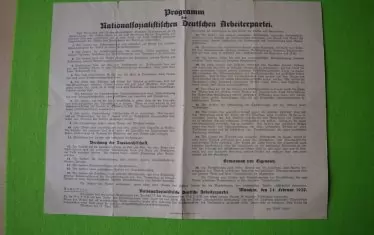  Програмата на националсоциалистическата партия в 25 точки. Предполага се, че е писана от основателя на партията Антон Дрекслер и е редактирана от Адолф Хитлер.