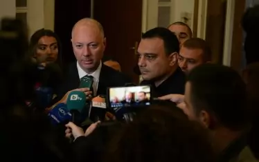  Бившият транспортен министър Московски с приемника си Росен Желязков. В момента Московски е депутат, докато чака да бъде утвърден като представител на България в Черноморската банка.