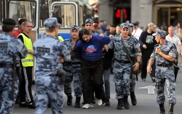  Привърженици на опозиционера Дмитрий Навални организират постоянно протести срещу пенсионната реформа, а самият той вече почти месец е зад решетките заради административни нарушения. 