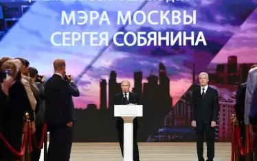  Руският президент Владимир Путин присъства лично на клетвата на новия стар кмет на Москва Сергей Собянин (вдясно). Той взе 70% още на първия тур. 