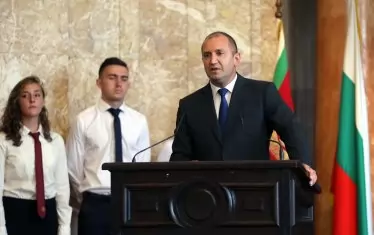  Президентът Румен Радев откри вчера новата учебна година в НГДЕК. По-късно замина за Букурещ за участие в инициативата "Три морета". Оттам остро оспори предложението на управляващите да го привикат на разговори за готвените промени в правителството.