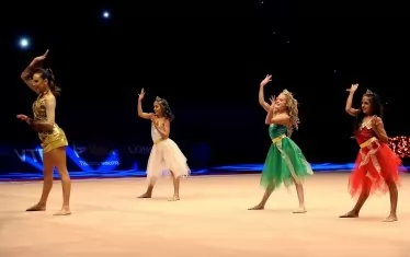 Също във вторник се проведе официалната церемония по откриване на световното първенство по художествена гимнастика в София. Състезанията в зала "Арена Армеец" започнаха още в понеделник и ще продължат до утре.