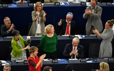  Евродепутати аплодират Юдит Сархентини, авторката на проекторезолюцията за управлението на Орбан.