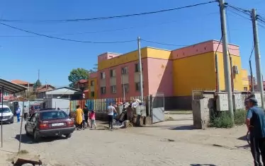Наскоро изследване на ЕС установи, че почти една трета от ромските ученици в България посещават т.нар. "ромски училища", а тези учебни заведения са зле финансирани и с по-лоша материална база, пише авторът. А това показва, че проблемът със сегрегацията по-скоро се задълбочава.