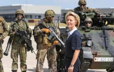 Германският министър на отбраната Урсула фон дер Лайен прави инспекция на контингента в казарма в Нидерщетен.