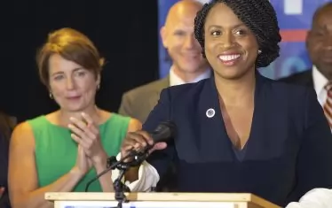  Аяна Пресли (вдясно) е кандидатът на демократите от Бостън, след като победи в надпреварата ветерана Майкъл Капуано. 