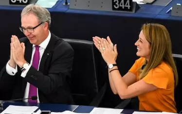  Аксел Фос (вляво), докладчик по директивата за авторското право в интернет, аплодира колегите си в Европарламента, че приеха документа. Според експерти текстовете му са много проблематични. 