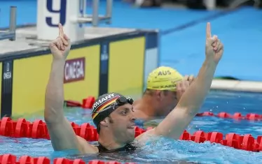 Марк Варнеке ликува след финала на 50 м бруст на първенството в Монреал `05, в който извоюва световната титла на 35-годишна възраст.