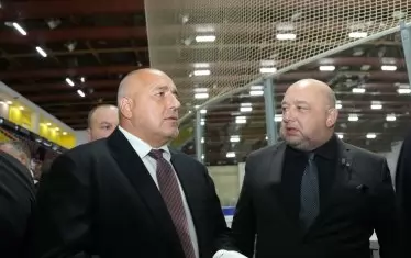  Борисов и Кралев разглеждат обновения Зимен дворец.