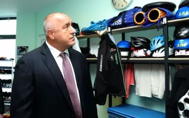  Премиерът разглежда съблекалните в съоръжението, които сега са повече - от старите 8, вече са 14.