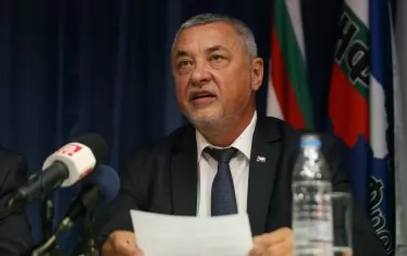  Вицепремиерът Валери Симеонов се видя ощетен от липсата на достатъчно кадри на патриотите в енергетиката. Изтичането на мандата на управата на ТЕЦ "Марица-изток 2" е шанс той да поднови исканията си.