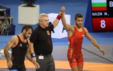 Съдията на тепиха вдига ръката на Микяй Наим за победата му с 8:0 т. над арменеца, представляващ Испания - Леван Вартанов.