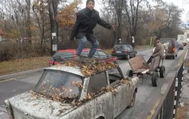 Децата трябва да са в училище. Това е трудният, но единственият път да се излезе от гетото. 
