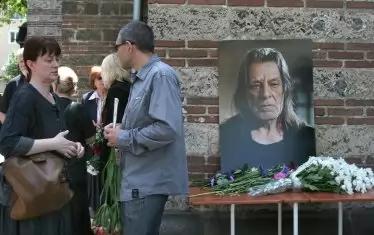 Петър Слабаков ни гледа от отвъдното и вероятно не ни съди, а прощава.