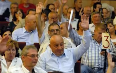 Георги Гергов знае кога да вдига ръка.