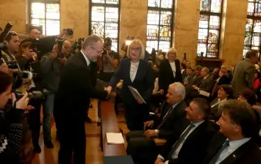 Шефът на ВКС Лозан Панов поздравява видни представители на управляващите. В  Стандартите за независимост на съдебната власт за политиците се говори много свенливо. 