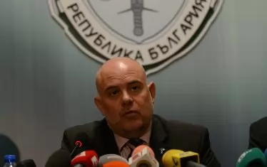  Зам. главният прокурор Иван Гешев разказа с огромно удоволствие къде какви суми са намерени при обиските в имотите на фамилия Арабаджиеви, но отказва да зададе въпроса кой ги е покровителствал толкова време.