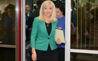 Министърът на регионалното развитие Петя Аврамова дължи много отговори около скандала с "Артекс".