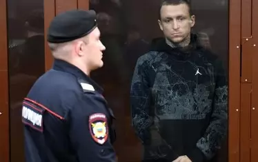 Павел Мамаев гледа с мрачна физиономия от арестанстската си клетка в Тверския съд.
