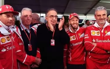 Покойният Серджио Маркионе (в средата) успяваше да поддържа равновесието между екипите във "Ферари".