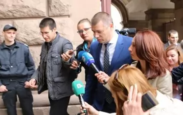 Към момента антикорупционната комисия се ръководи от зам.-председателя ѝ Антон Славчев, който също е герой в "Апартаментгейт" заради евтиното си жилище и голямата си тераса.