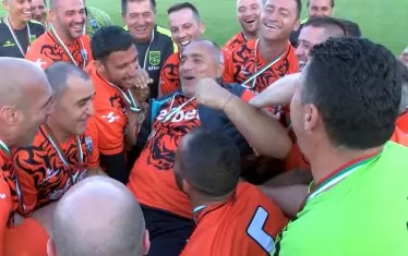  Премиерът не е в конфликт на интереси, като рекламира хазартна фирма върху футболната си тениска, реши КПКОНПИ през 2018 г.