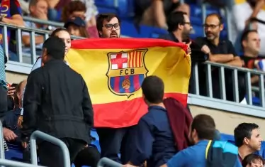 Футболен запалянко на ст. "Камп Ноу" е заменил герба на Испания с емблемата на "Барселона" върху националния флаг.