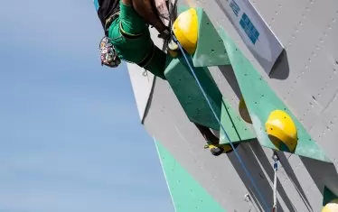 Петър Иванов напредва нагоре по стената във финала на спортното катерене от младежките олимпийски игри в Буенос Айрес `18. 17-годишният българин натрупа 100 наказателни точки и се нареди на последното 6-о място сред финалистите. Шампион стана Кейта Дохи (Яп) с 6 т., сребърен медал взе сънародникът му Шута Танака с 18 т., а с бронз се окичи Сам Авезу (Фр) с 30 т. Катеренето ще направи своя официален олимпийски дебют на летните игри в Токио `20.