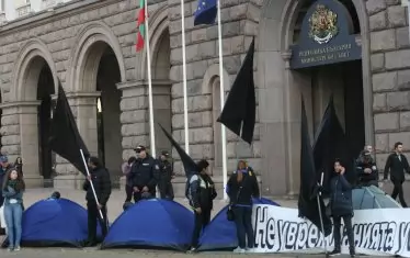  Майки на деца с увреждания пренесоха палатковия си лагер пред Министерския съвет и въпреки полицията пренощуваха под прозорците на премиера Борисов с надежда да го хванат сутринта на път за работа. Той обаче отново не ги прие.