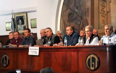 Членове на управата на Общата конфедерация на синдикатите в Аржентина обявяват общата стачка срещу правителството на президента Макри и планираните мерки за затягане на коланите заради заема от МВФ.